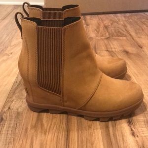 Joan of arctic wedge in camel